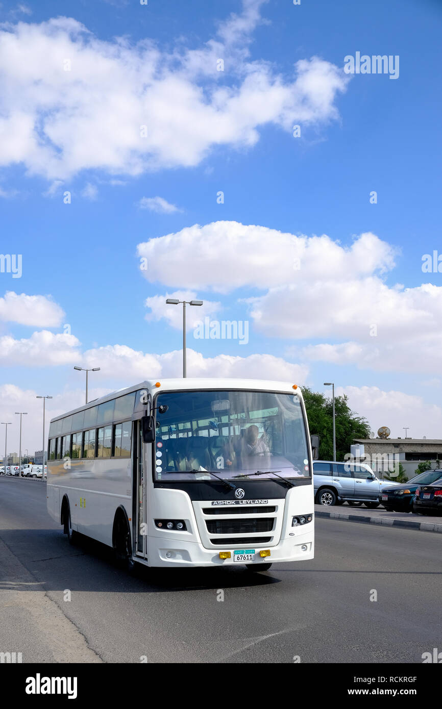 Ashok Leyland Bus à Musaffah Abu Dhabi. Ces bus sont largement utilisés pour le transport du travail en Émirats Arabes Unis Banque D'Images