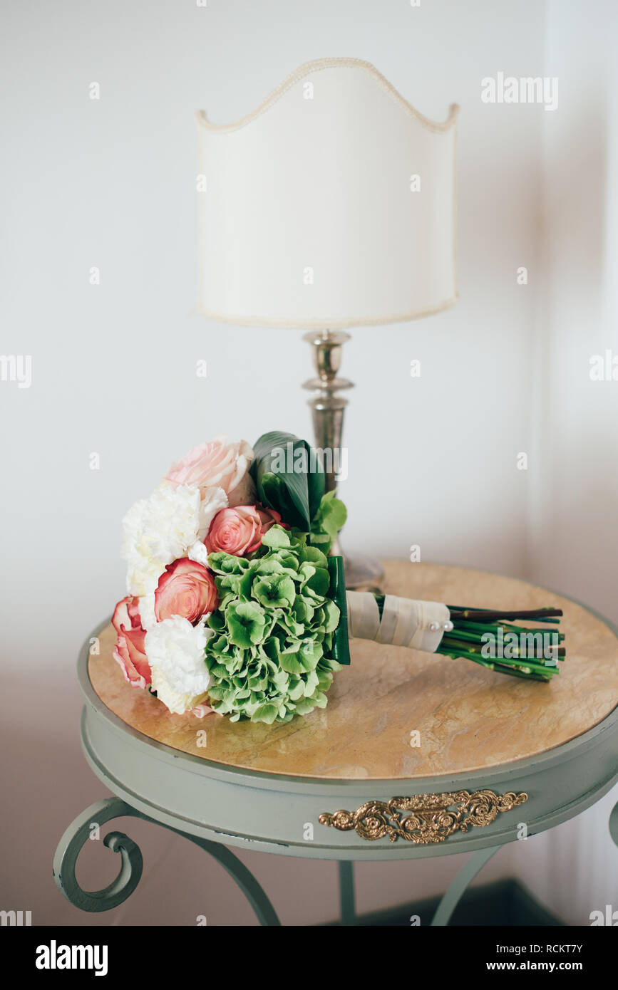 Un beau mariage bouquet de roses est sur un petit tableau blanc Banque D'Images