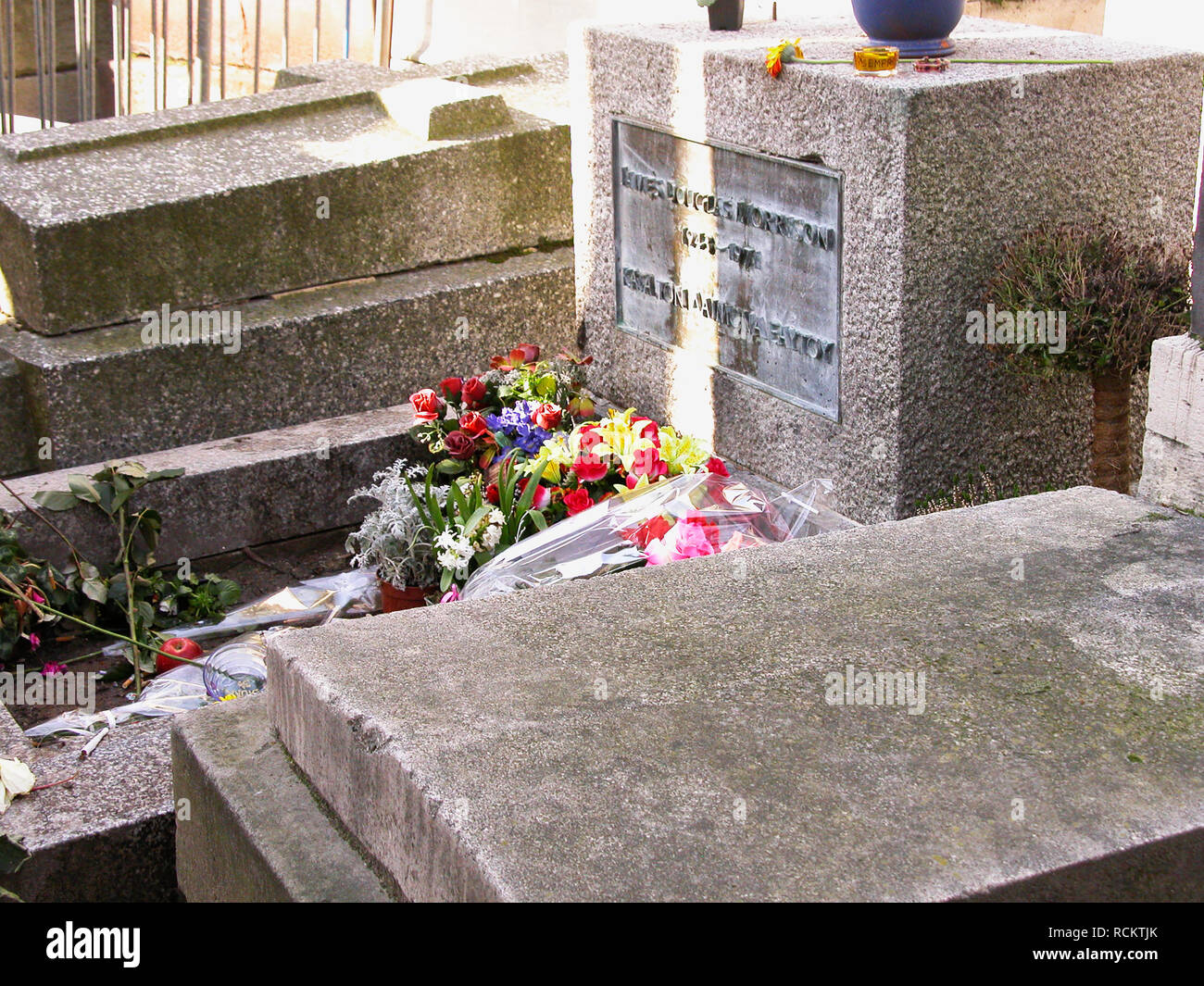 Le Cimetière du Père-Lachaise, 20ème arrondissement de Paris : plus grande ville des morts : grave et hommages aux portes' chanteur Jim Morrison Banque D'Images