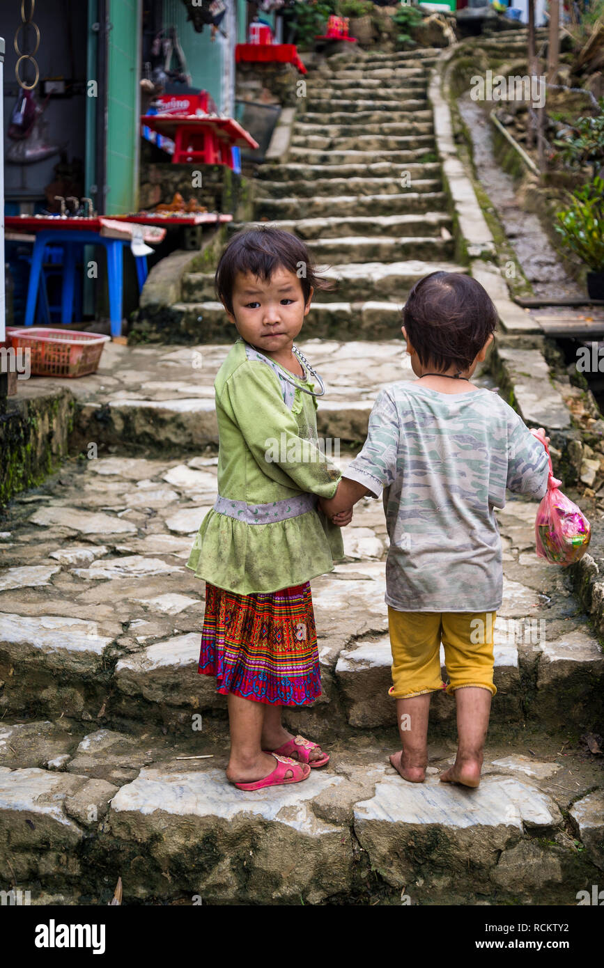 Deux pauvres enfants de marcher seul, Cat Cat, un noir traditionnel village des minorités H'Mong, Sa Pa, Vietnam nord-ouest Banque D'Images