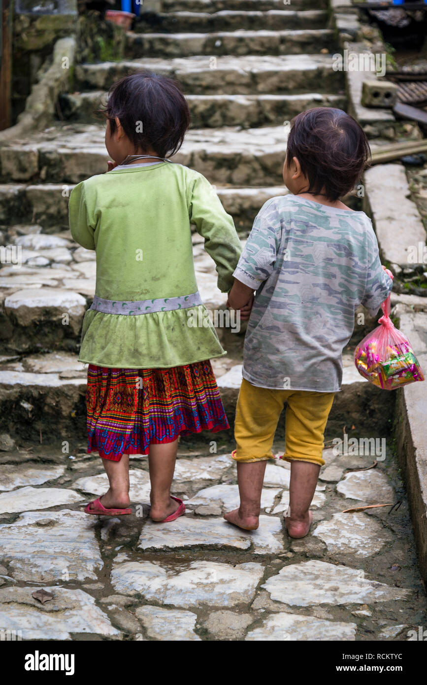 Deux pauvres enfants de marcher seul, Cat Cat, un noir traditionnel village des minorités H'Mong, Sa Pa, Vietnam nord-ouest Banque D'Images
