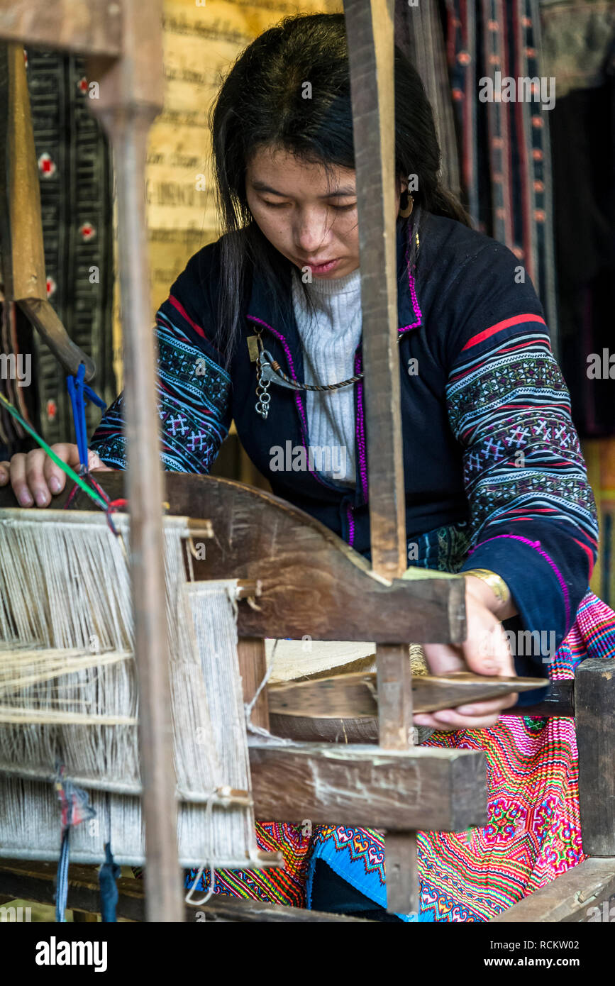 Femme tissant de tissu le métier, Cat Cat, un noir traditionnel village des minorités H'Mong, Sa Pa, Vietnam nord-ouest Banque D'Images