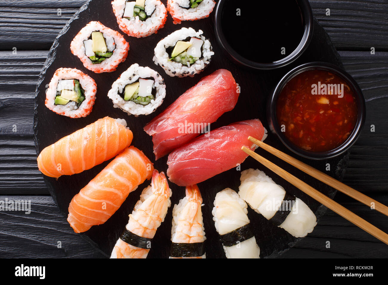 Ensemble de rouleaux japonais d'uramak nigiri et servi avec deux sauces close-up sur une plaque en ardoise. haut horizontale Vue de dessus Banque D'Images