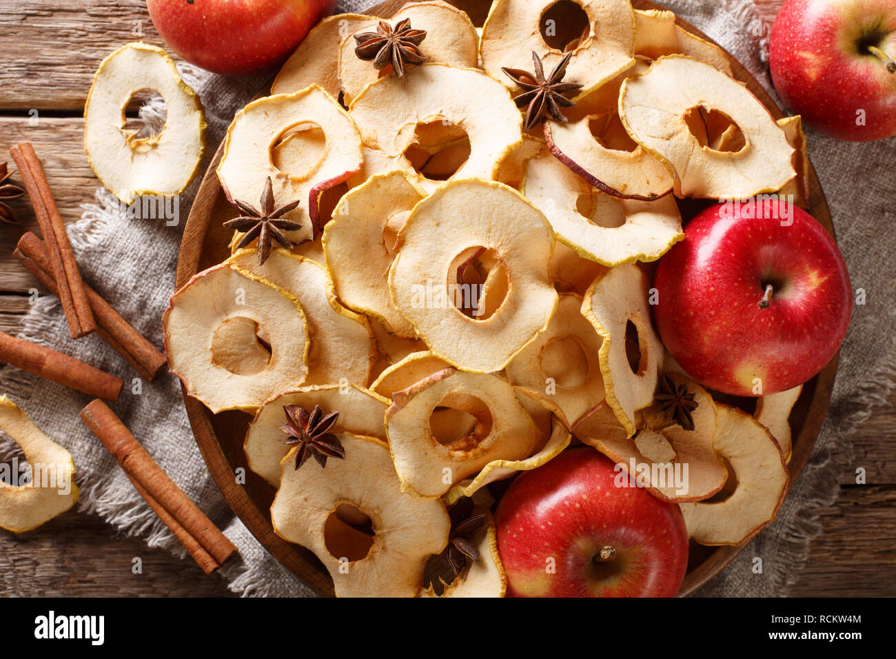 Copeaux de pomme croustillante à base de fruits sur une assiette sur la table. haut horizontale Vue de dessus Banque D'Images