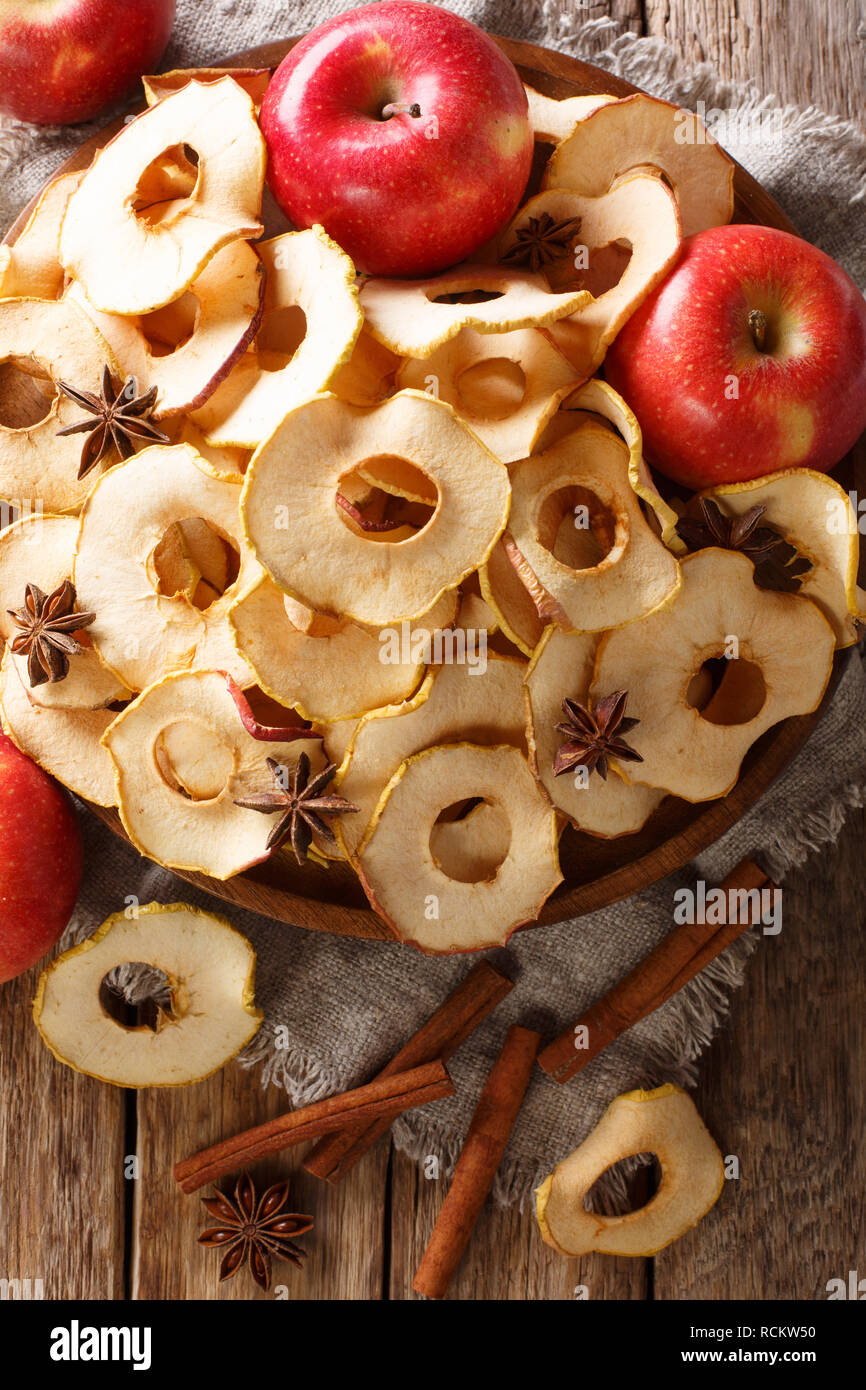 Copeaux de pomme croustillante à base de fruits sur une assiette sur la table. Haut Vertical Vue de dessus Banque D'Images