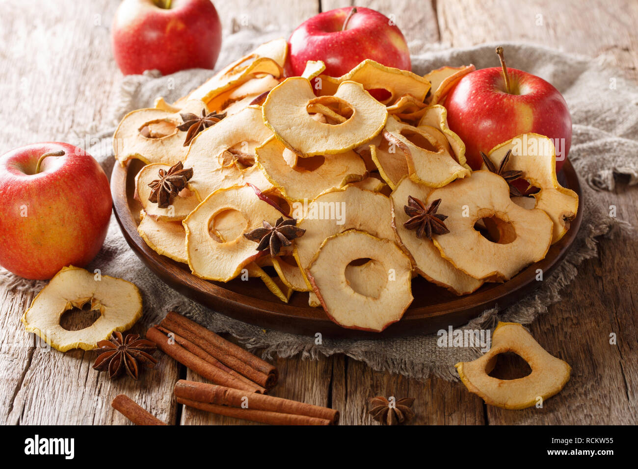 Des plaquettes de croustillantes pommes fraîches close-up sur une plaque sur la table horizontale. Banque D'Images