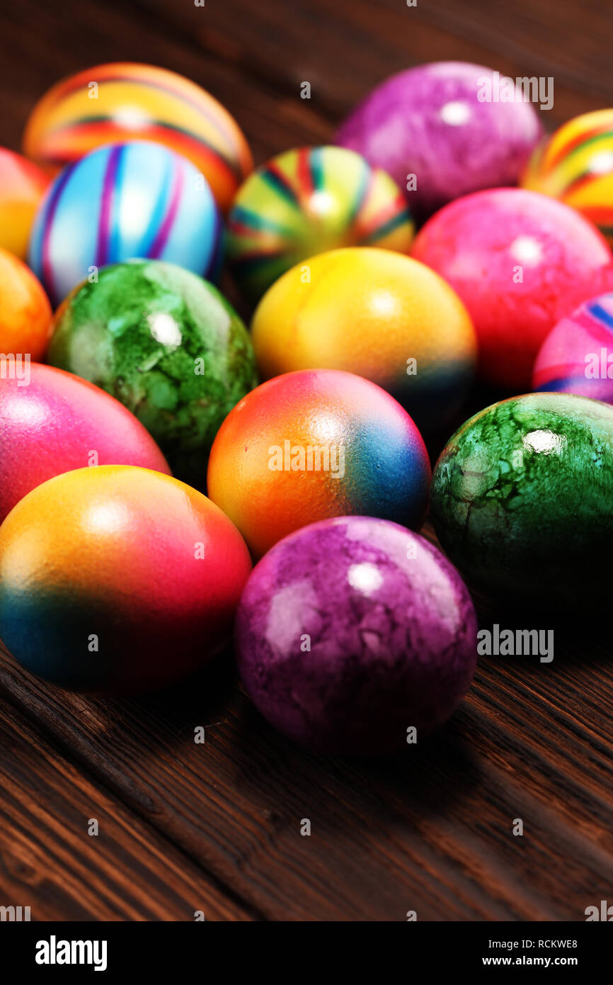 Ligne d'œufs de Pâques sur table. Décoration de Pâques colorés Photo Stock  - Alamy