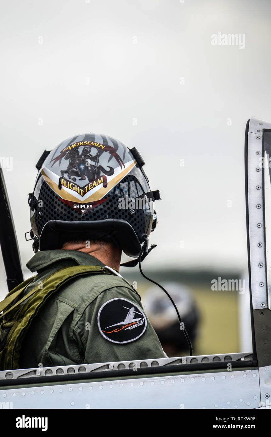 Le pilote Ed Shipley de l'équipe de vol Horsemen dans le cockpit de l'avion de chasse nord-américain P-51 Mustang se préparant à décoller au spectacle aérien Banque D'Images