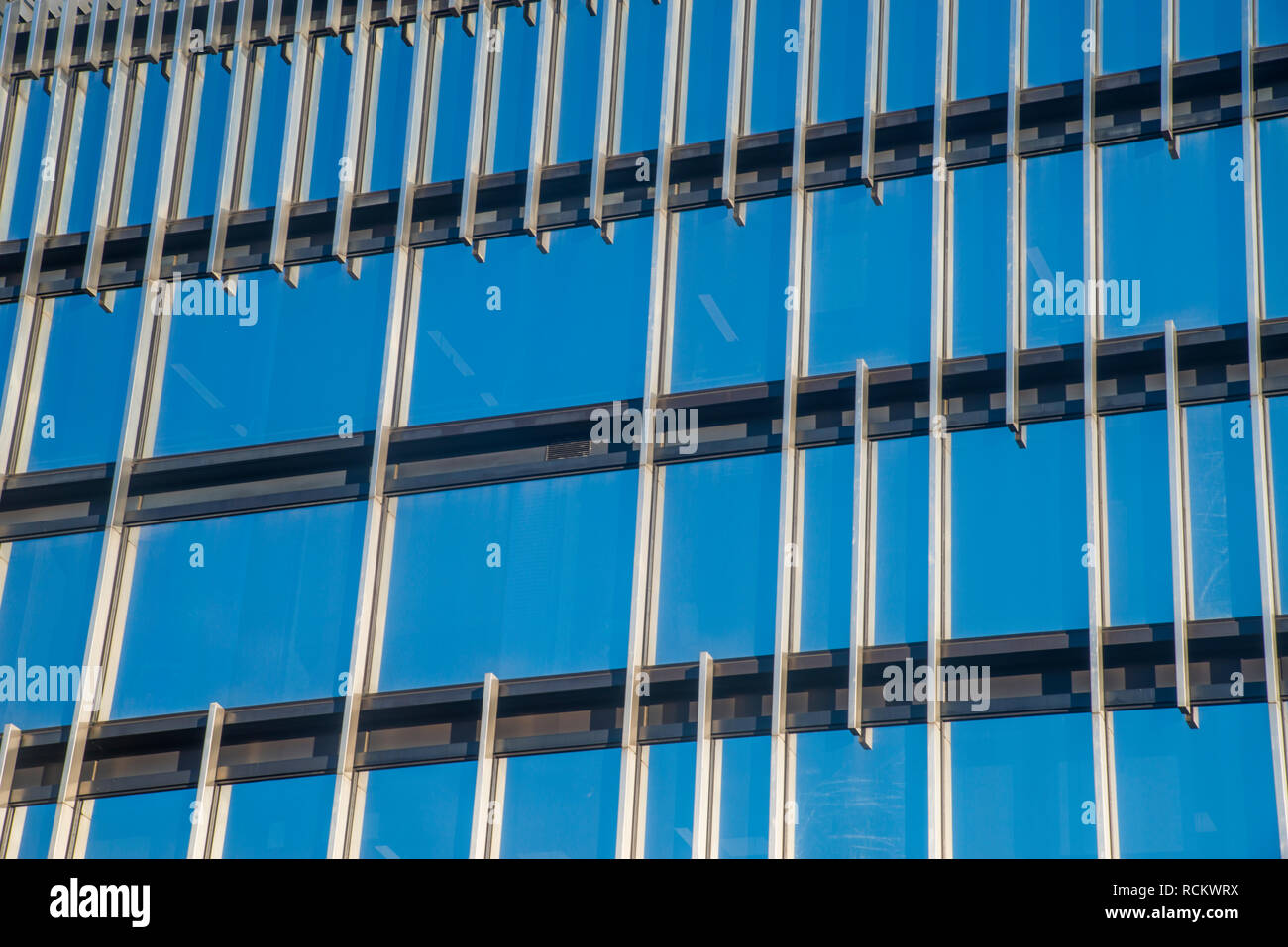 Façade en verre de bâtiment moderne. Banque D'Images