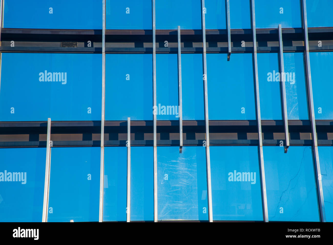 Façade en verre de bâtiment moderne. Banque D'Images