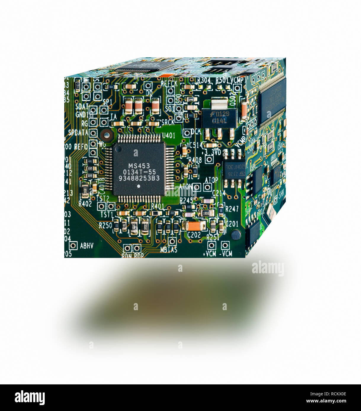 Cube tridimensionnel fabriqué à partir de circuits imprimés, flottant à l'arrière-plan blanc Banque D'Images