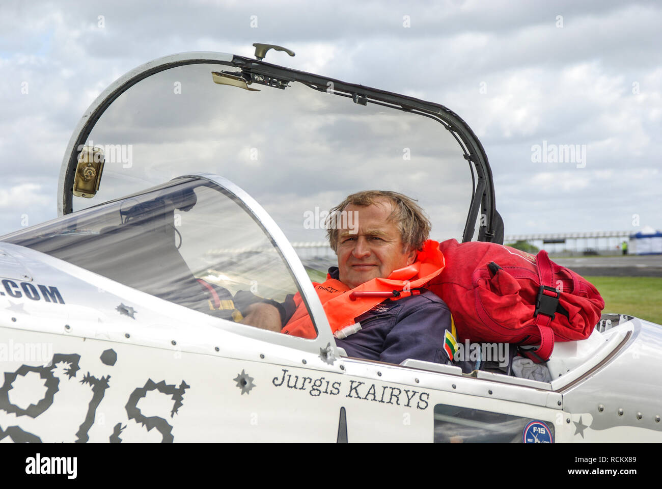 Jurgis Kairys, pilote de voltige aérienne lituanienne et ingénieur en aéronautique. A remporté de nombreux prix au monde, l'acrobatie. Dans le plan de pilotage avec de faux trous de balle Banque D'Images