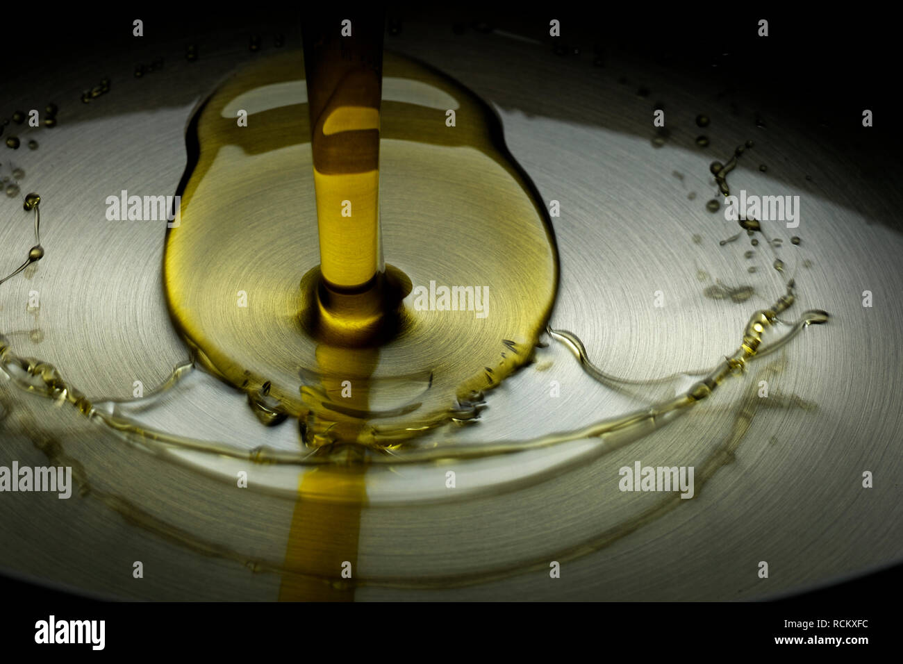 Verser de l'huile de cuisson dans une poêle à frire, la projection des gouttelettes, Close up, high angle view Banque D'Images