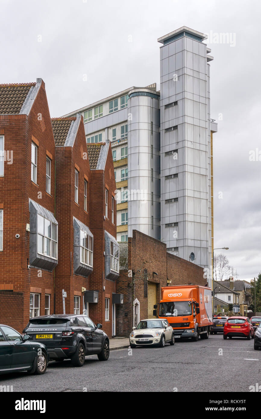 Les résidents de Northpoint, à Bromley, doivent faire face à des coûts élevés pour l'enlèvement du revêtement ACM (matériau composite d'aluminium) comme contribué à l'incendie de la tour Grenfell. Banque D'Images