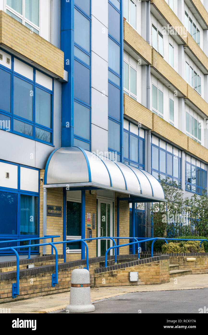 Les résidents de Northpoint, à Bromley, doivent faire face à des coûts élevés pour l'enlèvement du revêtement ACM (matériau composite d'aluminium) comme contribué à l'incendie de la tour Grenfell. Banque D'Images