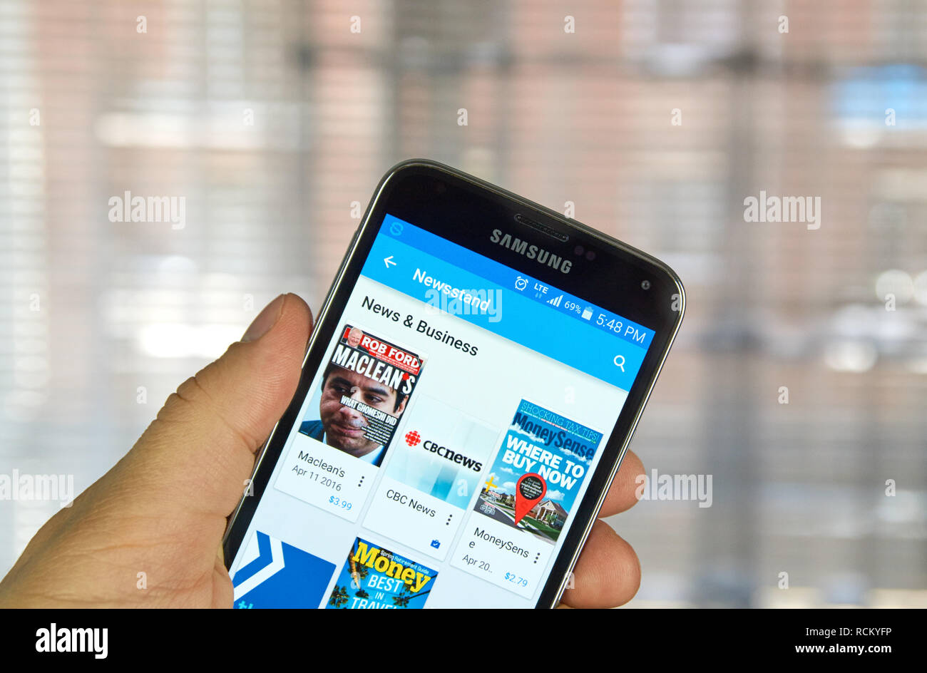 Montréal, Canada - le 5 avril 2016 : Google Play Kiosque sur téléphone Android. Google Play Kiosque est un agrégateur de nouvelles et kiosque sont utilisés Banque D'Images