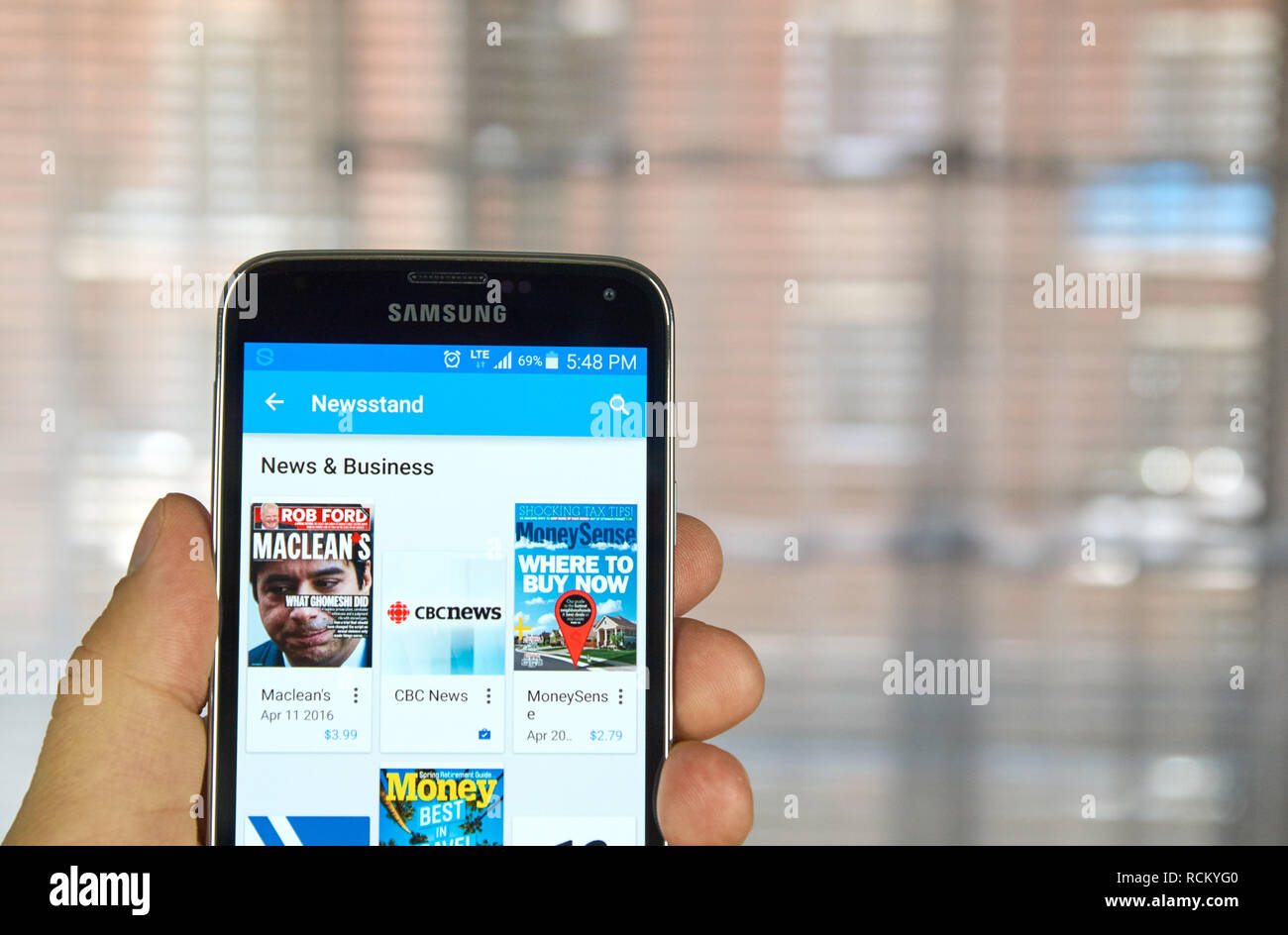 Montréal, Canada - le 5 avril 2016 : Google Play Kiosque sur téléphone Android. Google Play Kiosque est un agrégateur de nouvelles et kiosque sont utilisés Banque D'Images