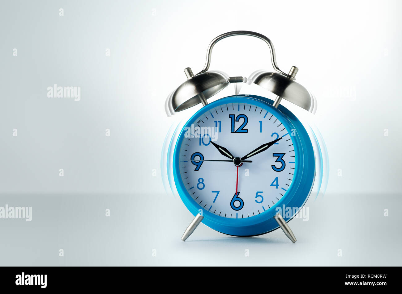 Blanc et bleu rétro analogique réveil sonner, fond uni, fond blanc Banque D'Images