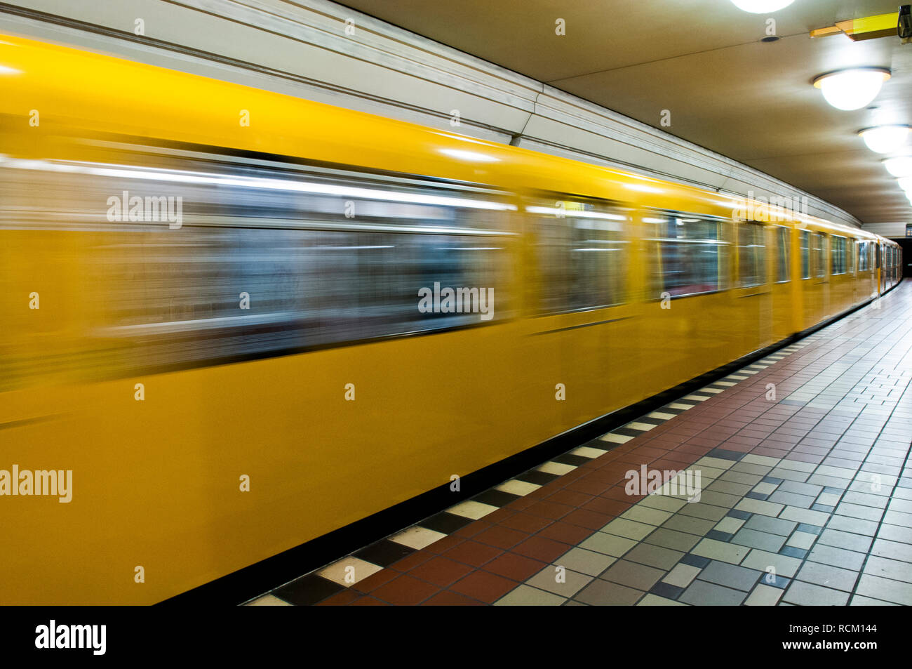 Berlin / Allemagne - Novembre 2011 : un train de quitter une station de métro à Berlin, Allemagne. Banque D'Images