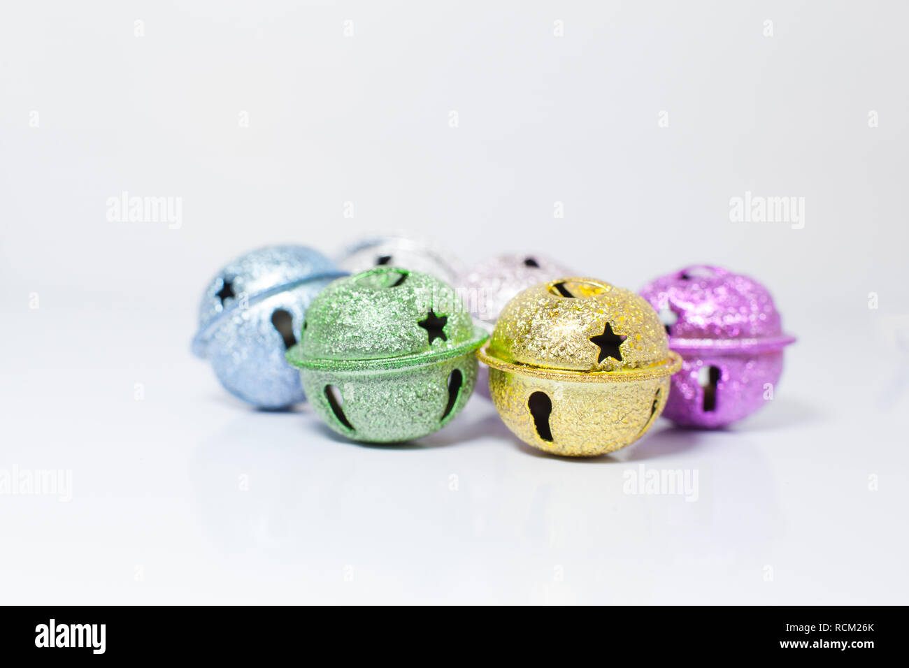 Groupe d'animaux peints colorés de petites cloches pour chiens et chats sur fond blanc. Shopping pour animaux produit, Accessoires, Outils de traçage des animaux, objets, Déc Banque D'Images