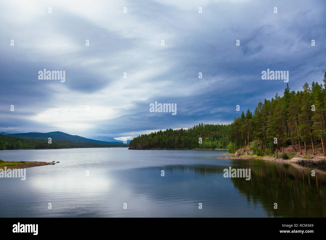 Paysage d'été norvégien avec lac Olstappen, Oppland, Norvège Banque D'Images