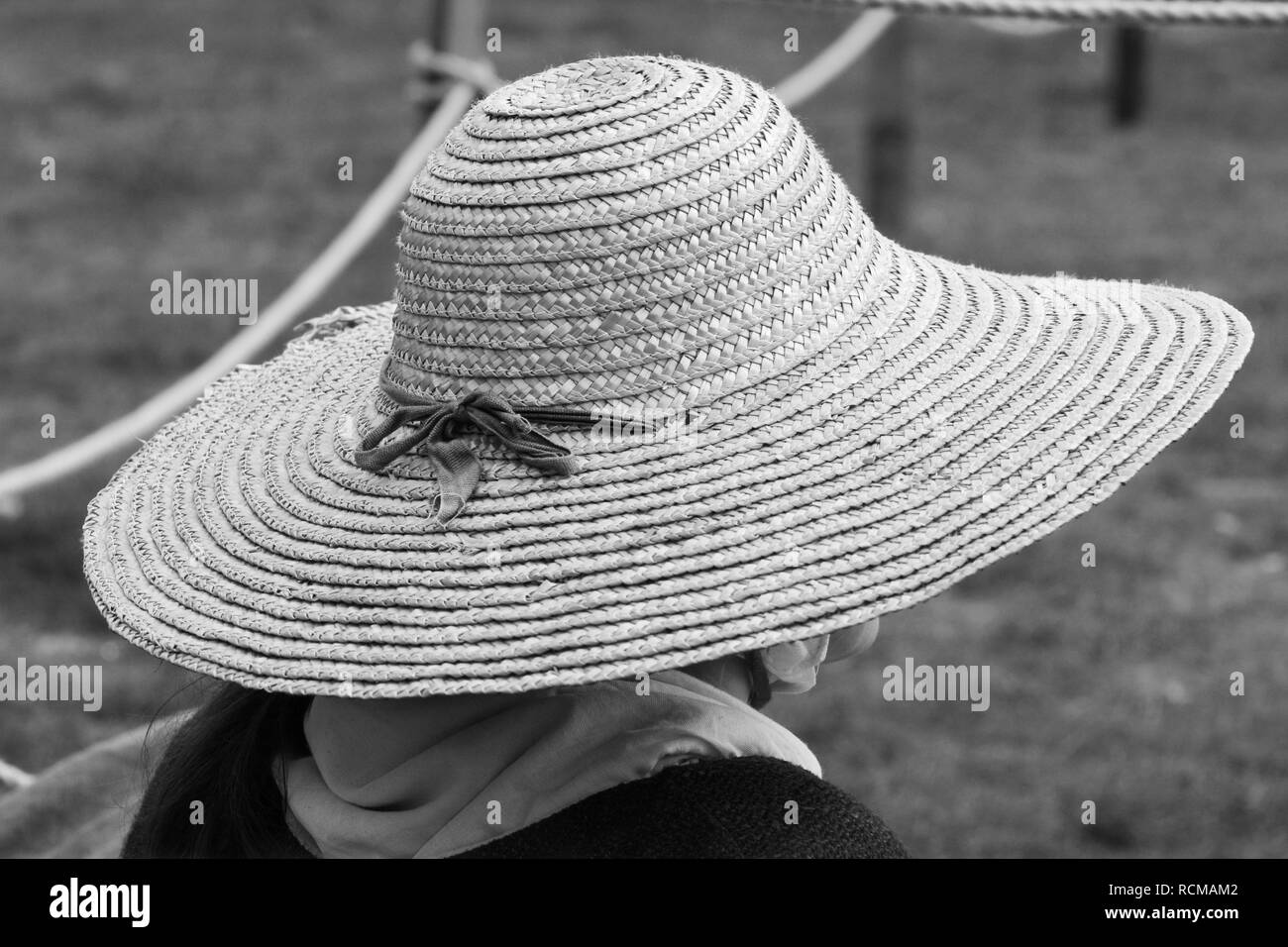 Femme portant un chapeau de paille traditionnel, son visage caché dans une  fête médiévale - traitement monochrome Photo Stock - Alamy