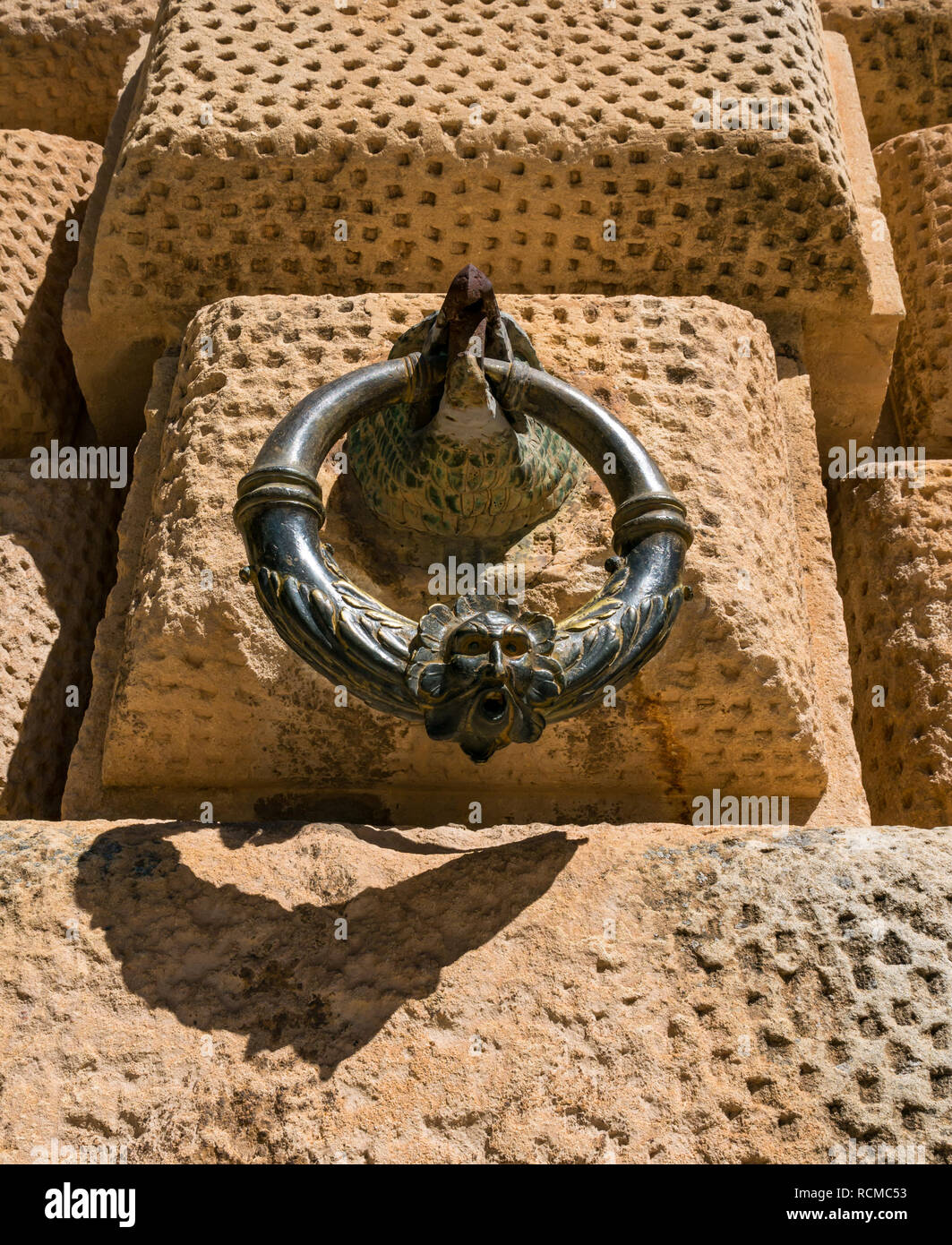 Bague en métal ornée visage sur mur extérieur, Carlos V Palace, à l'Alhambra, Grenade, Andalousie, Espagne Banque D'Images