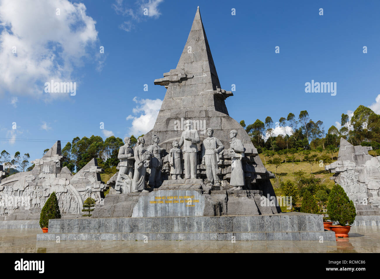 Lai Chau, Vietnam - 21 novembre 2018 : Oncle Ho monument avec les gens et l'origine ethnique de la province de Lai Chau. Banque D'Images