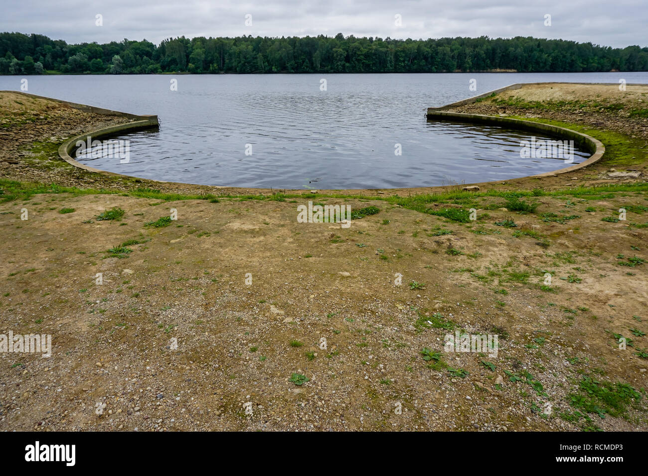 Rive artificielle dans Koknese parc Jardin de destins en Lettonie. Jardin de Destin est un ensemble architectural monumental sur l'Île de Ko Daugava Banque D'Images