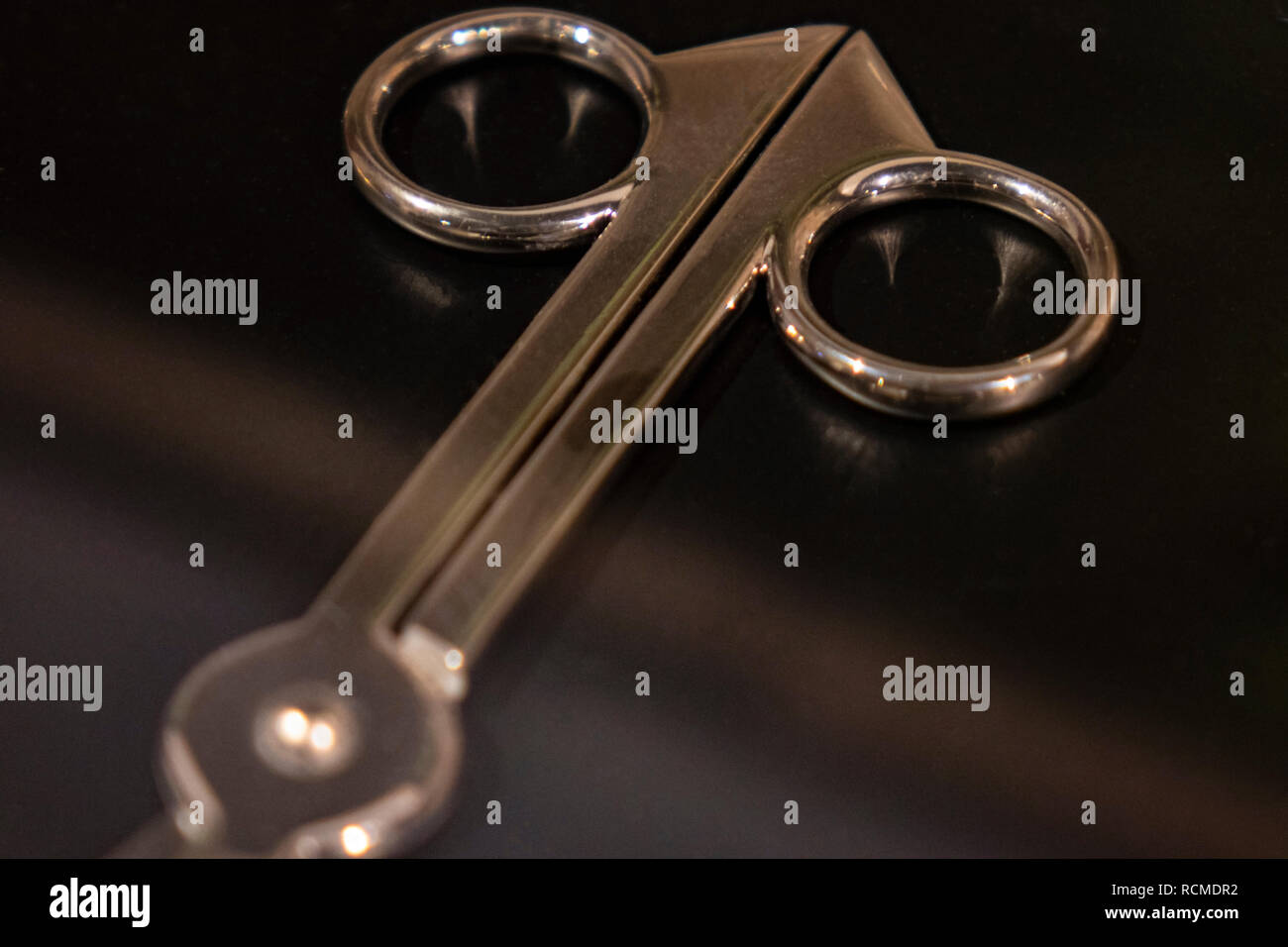 Des outils médicaux de l'époque médiévale, les détails du chirurgien vintage sur une table d'outils Banque D'Images