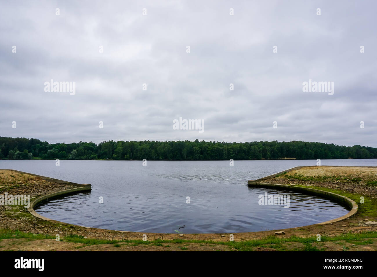 Rive artificielle dans Koknese parc Jardin de destins en Lettonie. Jardin de Destin est un ensemble architectural monumental sur l'Île de Ko Daugava Banque D'Images
