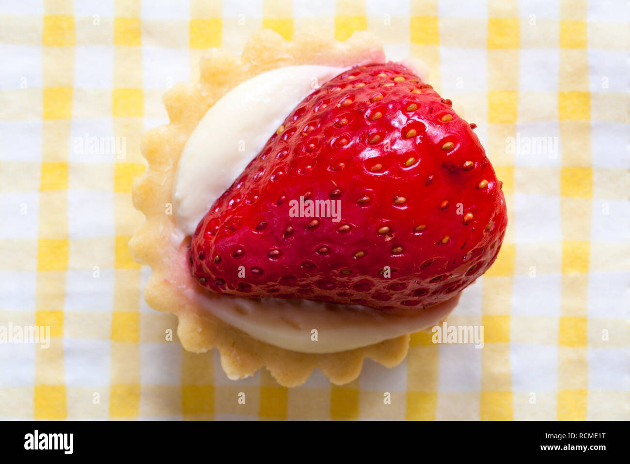 M&S mini jeu de fraises tarte aux fruits avec des carreaux blancs et jaunes sur les ronds de serviette Banque D'Images