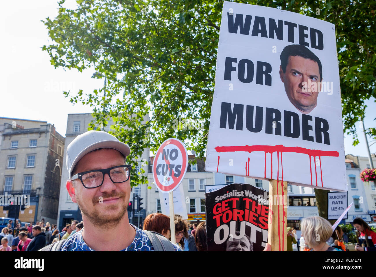 Bristol, Royaume-Uni. 08 juillet, 2015. Un manifestant est représenté portant une étiquette d'austérité anti austérité lors d'une manifestation à Bristol Banque D'Images