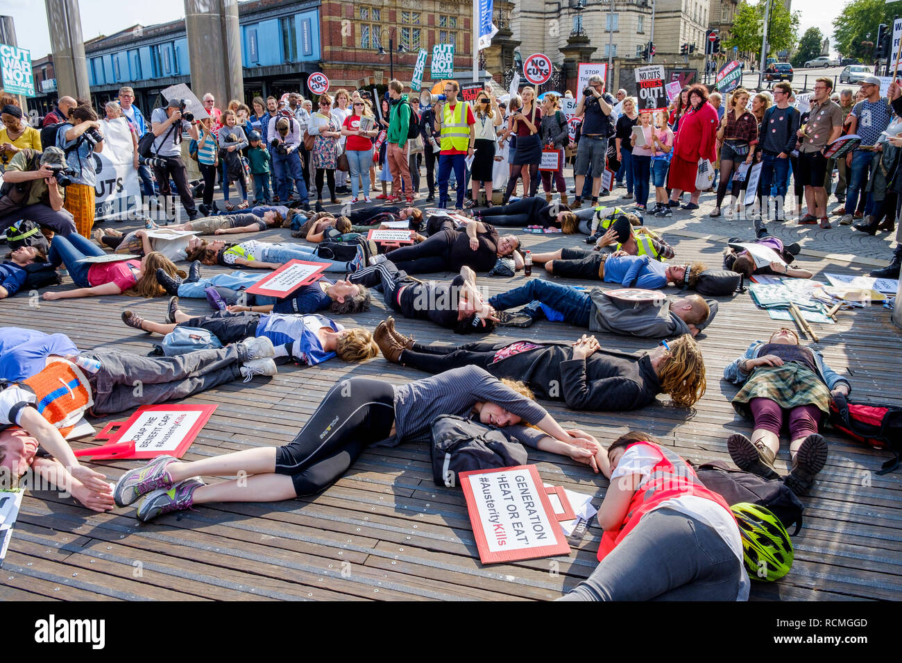 Bristol, Royaume-Uni, 08 juillet 2015.Les manifestants sont représentés comme ils prennent part à une mortalité massive dans le cadre d'une protestation contre l'austérité à Bristol Banque D'Images