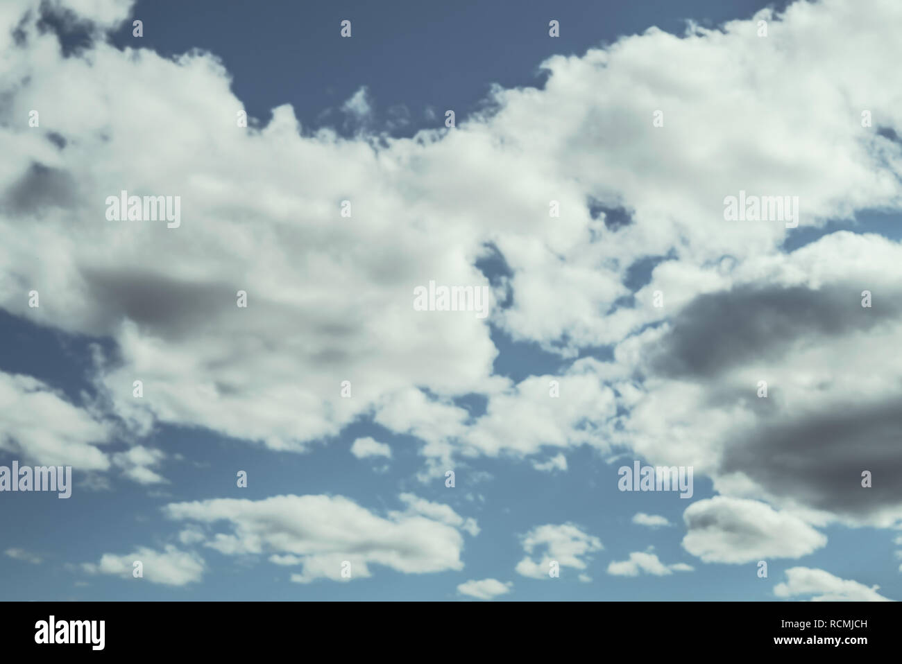 A La Recherche Jusqu A Un Ciel D Ete Bleu Ciel Couvert Avec Des Nuages Blancs Concept De La Reverie De La Meteo Ou De La Meteorologie Photo Stock Alamy