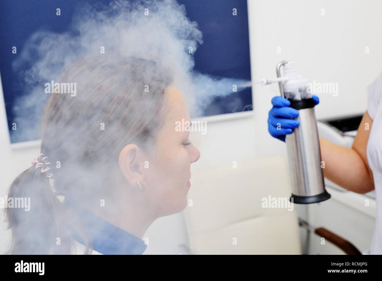 Le médecin permet au patient un massage cryo avec un dispositif spécial cryodestructors Banque D'Images
