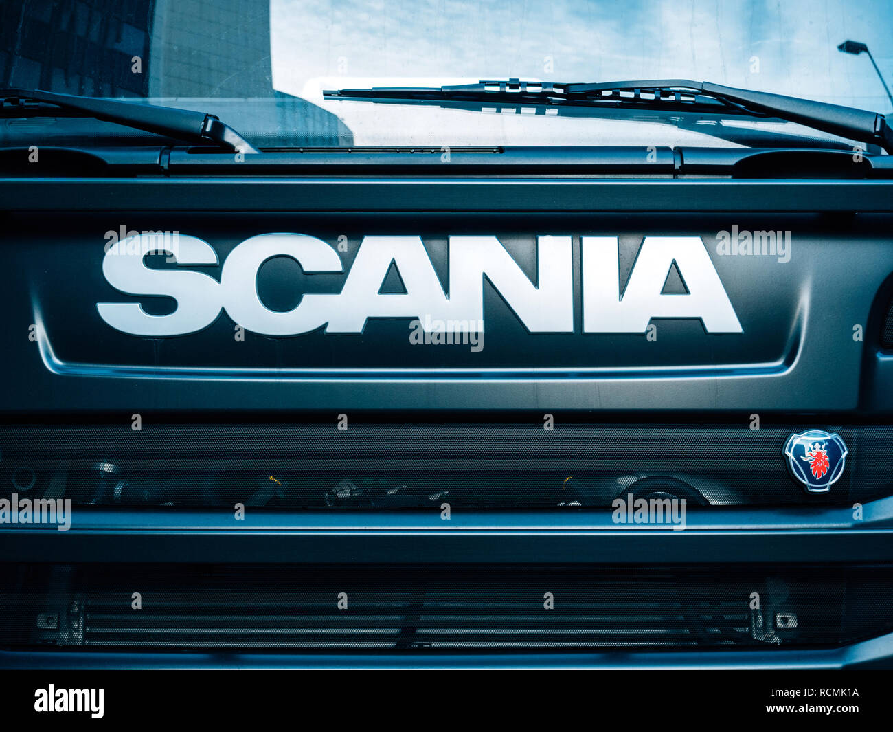 STRASBOURG, FRANCE - Mar 5, 2018 : logotype logo Scania insigne sur Vue de face sur une partie du radiateur d'un puissant G410 nouveau camion camion suédois Banque D'Images