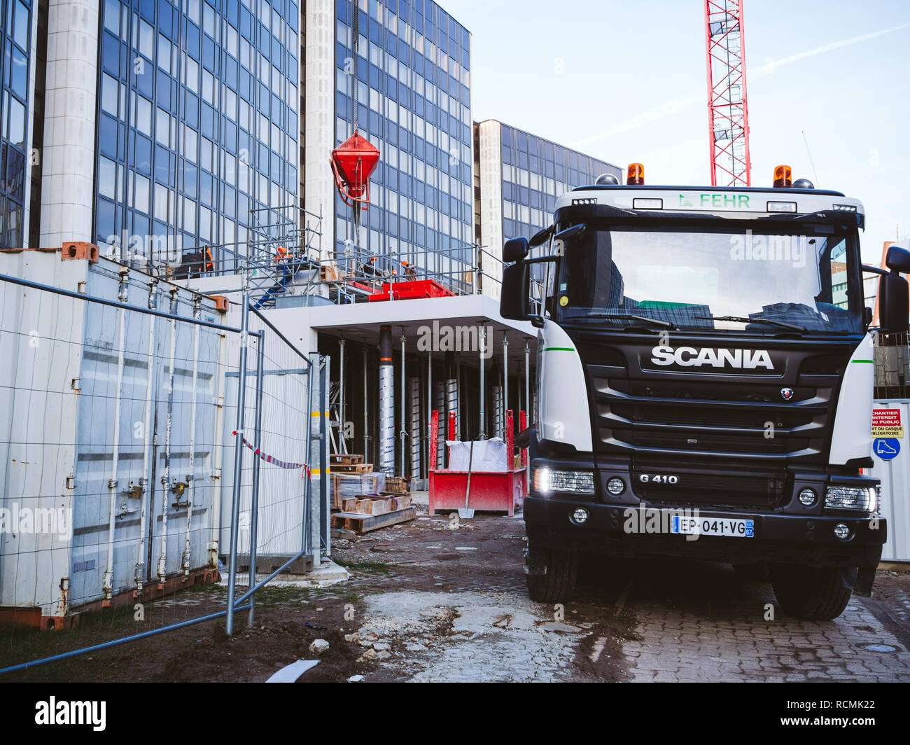 STRASBOURG, FRANCE - Mar 5, 2018 : vue avant de Scania G410 camion malaxeur de ciment à la reconstruction du Parlement européen et du Conseil de l'Europe à Strasbourg, les travailleurs en arrière-plan Banque D'Images
