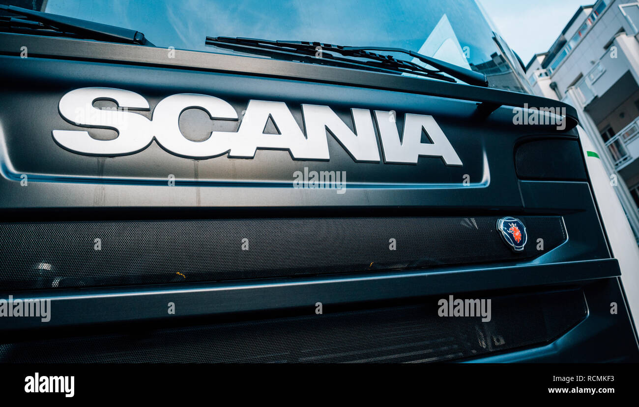 STRASBOURG, FRANCE - Mar 5, 2018 : logotype logo Scania insigne sur Vue de face sur une partie du radiateur d'un puissant G410 nouveau camion camion suédois Banque D'Images