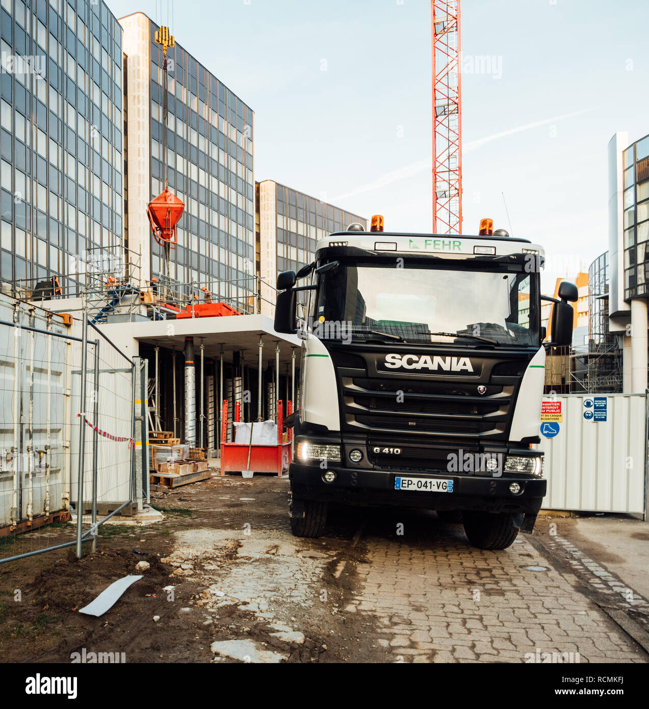 STRASBOURG, FRANCE - Mar 5, 2018 : vue avant de Scania G410 camion malaxeur de ciment à la reconstruction du Parlement européen et du Conseil de l'Europe à Strasbourg, les travailleurs en arrière-plan Banque D'Images