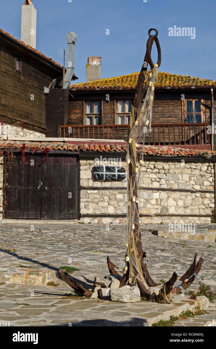 Vue de quartier résidentiel avec des maisons et old anchor dans l'ancienne ville de Nessebar ou Mesembria sur la côte de la mer Noire, Bulgarie, Europe Banque D'Images