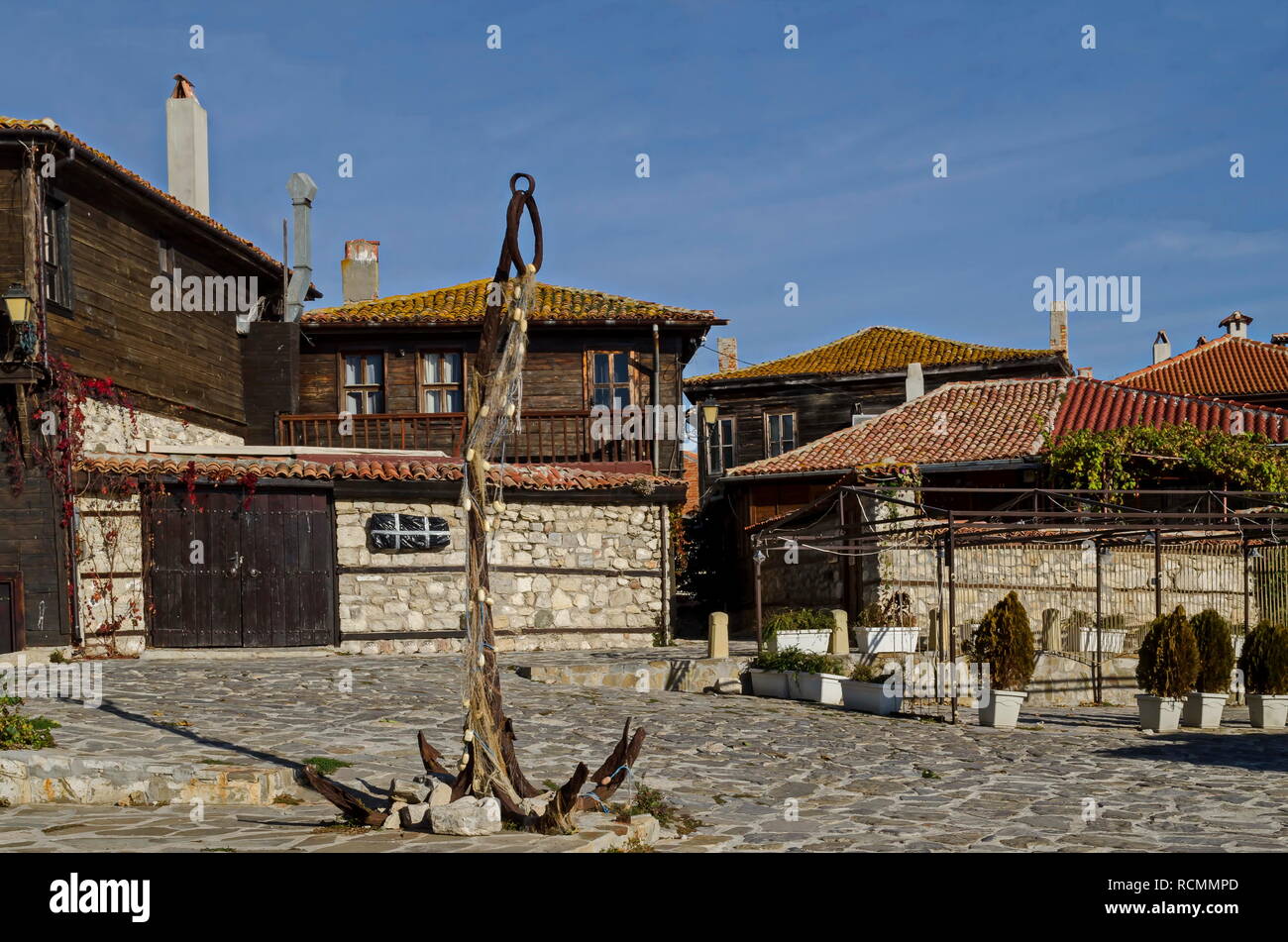 Vue de quartier résidentiel avec des maisons et old anchor dans l'ancienne ville de Nessebar ou Mesembria sur la côte de la mer Noire, Bulgarie, Europe Banque D'Images