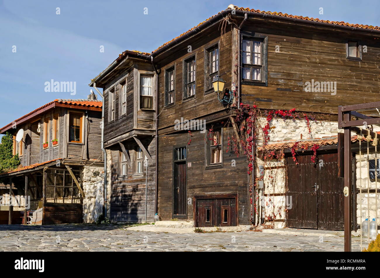 Vue de quartier résidentiel avec des maisons dans la ville ancienne de Nessebar ou Mesembria sur la côte de la mer Noire, Bulgarie, Europe Banque D'Images