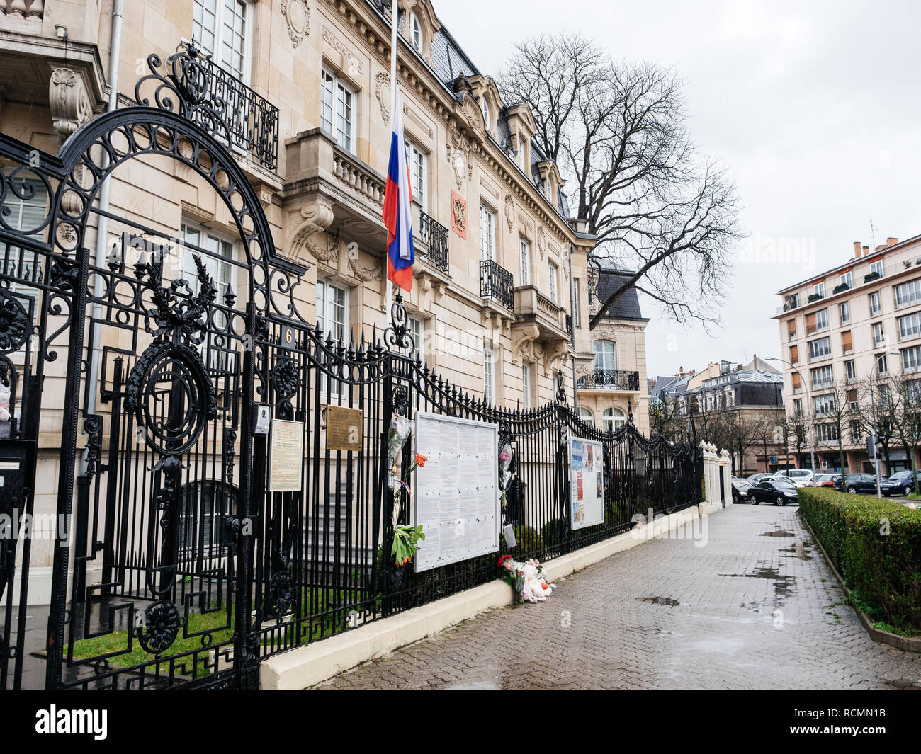 STRASBOURG, FRANCE - MAR 28, 2018 : les fleurs, les jouets à l'entrée du consulat  russe à l'Ambassade du deuil des victimes d'incendie dans Zimnyaya Vishnya  Winter Cherry shopping centre perm Photo