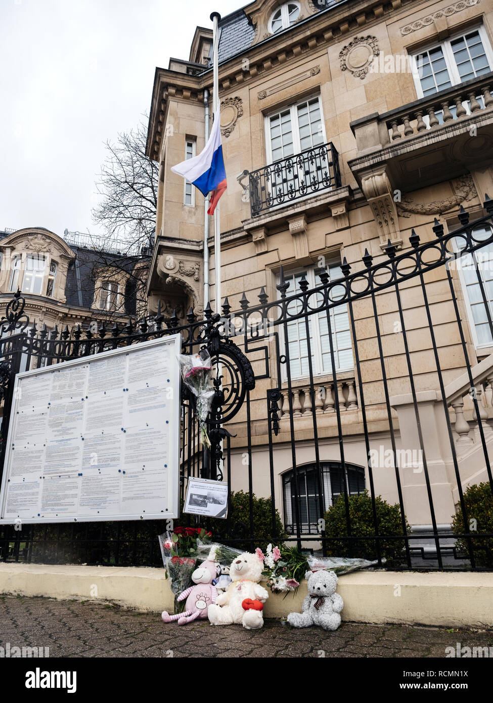 STRASBOURG, FRANCE - MAR 28, 2018 : Drapeau en berne, fleurs, jouets au Consulat  Russe à l'Ambassade du deuil des victimes d'incendie dans Zimnyaya Vishnya  centre commercial Cherry Hiver Russie Kemerovo Photo