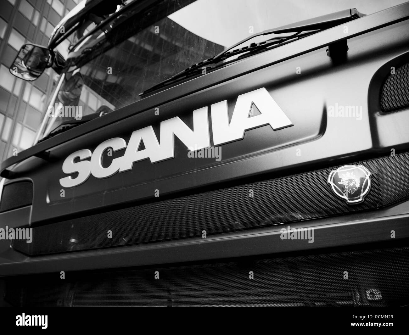 STRASBOURG, FRANCE - Mar 5, 2018 : vue latérale du logotype logo Scania insigne sur la partie avant du radiateur d'un puissant G410 nouveau camion camion suédois - noir et blanc Banque D'Images