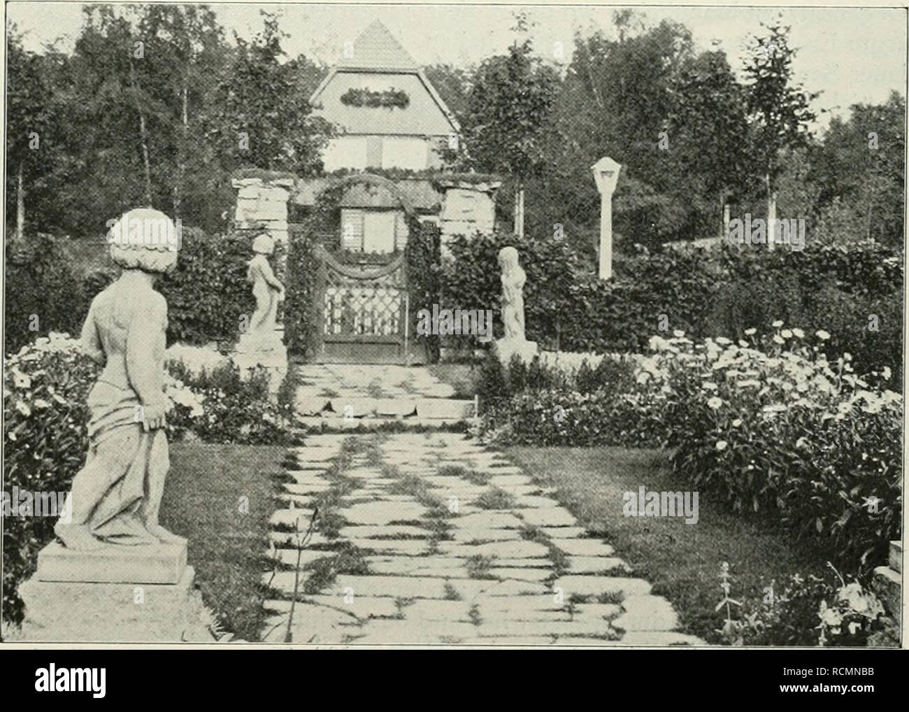 . Die Gartenkunst. Jardins de paysage ; -- l'Europe. Vieh. Cette forme des Waldes ist sicher auch für den Stadtparkwald anzuwenden und dass ihr die Schön- heit, das nicht mangelt zeigte sich so mir recht, wie ich in der Nähe der vielbesuchten Externsteine durch einen schritt solch Hutewald Bild (5). Stadtwälder auszugestalten berufen Wer ist, der mache seine Studien im Teutoburger Wald. Die Schön- heit des Waldes wird sich ihm dort wunderbar erschließen. Ausstellung Bieslau : Ansicht aus dem engl. Paul von Staudengarten s'arrêtent, Breslau. haft erinnert. Der Schönheitswald, wie er uns von Herrn Banque D'Images