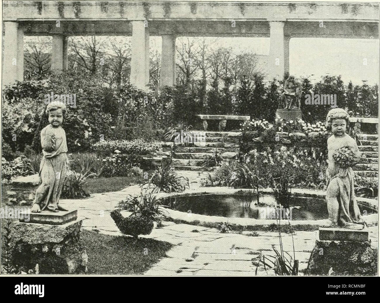 . Die Gartenkunst. Jardins de paysage ; -- l'Europe. XV. Est DIE GARTENKUNST. 273. Vieh. Cette forme des Waldes ist sicher auch für den Stadtparkwald anzuwenden und dass ihr die Schön- heit, das nicht mangelt zeigte sich so mir recht, wie ich in der Nähe der vielbesuchten Externsteine durch einen schritt solch Hutewald Bild (5). Stadtwälder auszugestalten berufen Wer ist, der mache seine Studien im Teutoburger Wald. Die Schön- heit des Waldes wird sich ihm dort wunderbar erschließen. Ausstellung Bieslau : Ansicht aus dem engl. Paul von Staudengarten s'arrêtent, Breslau. haft erinnert. Der Schönhei Banque D'Images