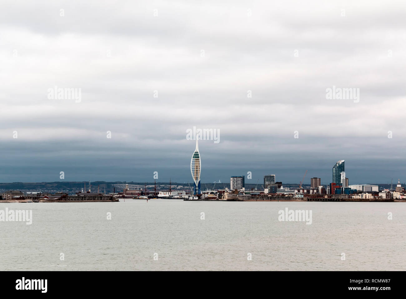 Vue en regardant de Portsmouth le Solent, montrant la tour Spinnaker. Banque D'Images