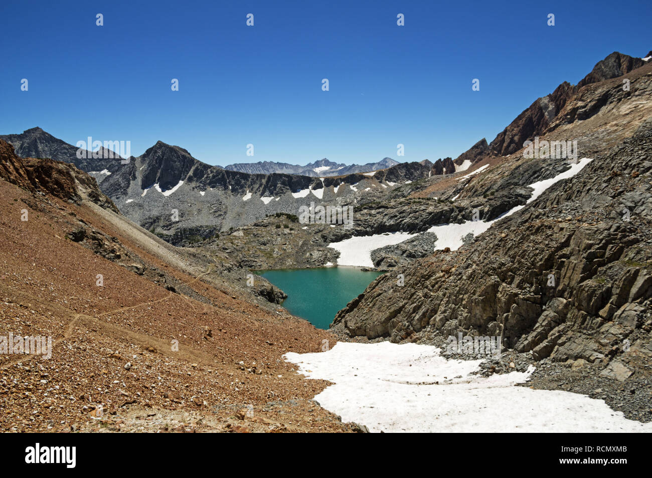 Peu McGee Lake dans les montagnes de la Sierra Nevada de Californie Banque D'Images